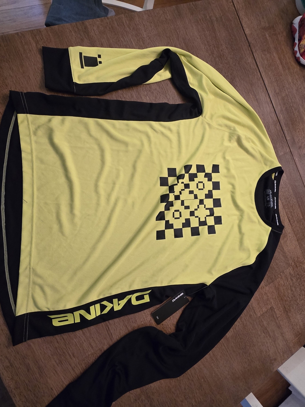 Dakine Yellow and Black Athletic Long-Sleeve Jersey